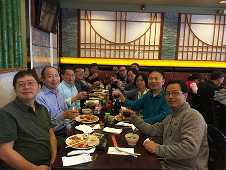 下届SAPA会长刘建博士（左），，，，，CC网投新泽西客户总监王建锋博士（右5）等专家碰杯庆佳节