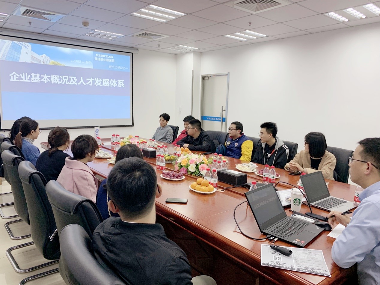 走进CC网投，，，，与学子共话生长