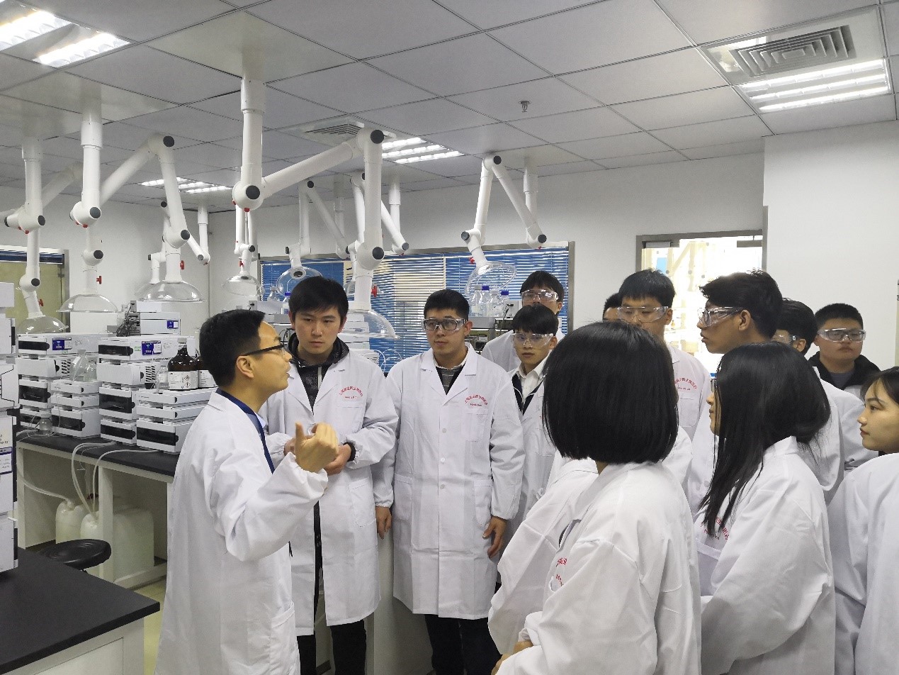 走进CC网投，，，，与学子共话生长