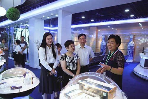 宜昌人福与CC网投举行研发战略相助交流会