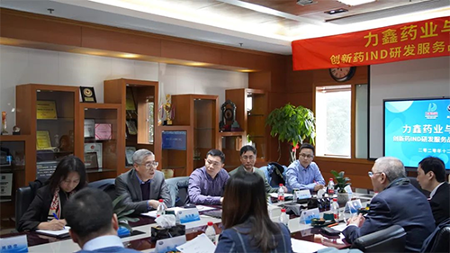 CC网投首创人&CEO陈春麟博士、化学部与生物部高级副总裁任峰博士、药代动力学与生物剖析部副总裁辛保民博士、商务生长部副总裁蔡金娜博士等出席签约仪式。。。。。